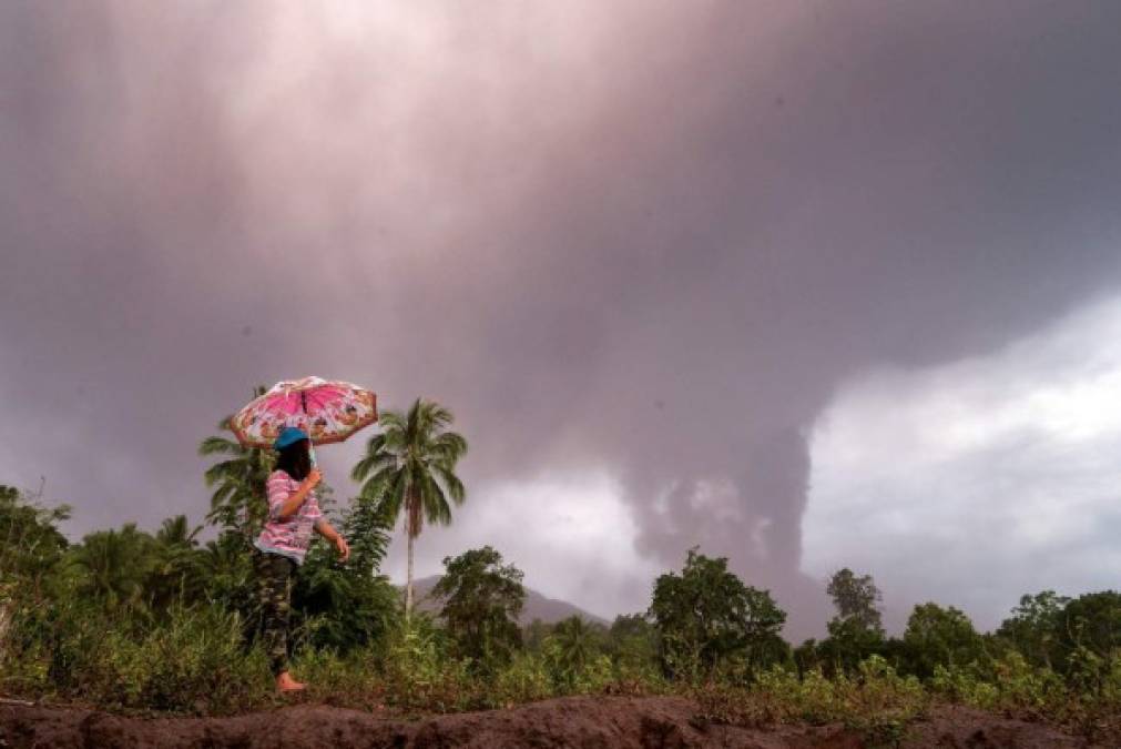 La actividad del Sotupan coincide con la del Anak Krakatau, situado en el estrecho de Sunda, entre las islas de Sumatra y Java, que en las últimas semanas ha registrado decenas de erupciones.