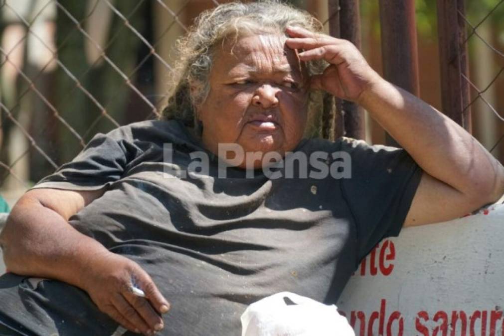 La mujer fue ingresada de emergencia al centro asistencial por causas no especificadas y estaba siendo limpiada y revisada por el personal médico cuando, en un descuido, escapó de la sala y se dirigió a un banca en las afueras del edificio.