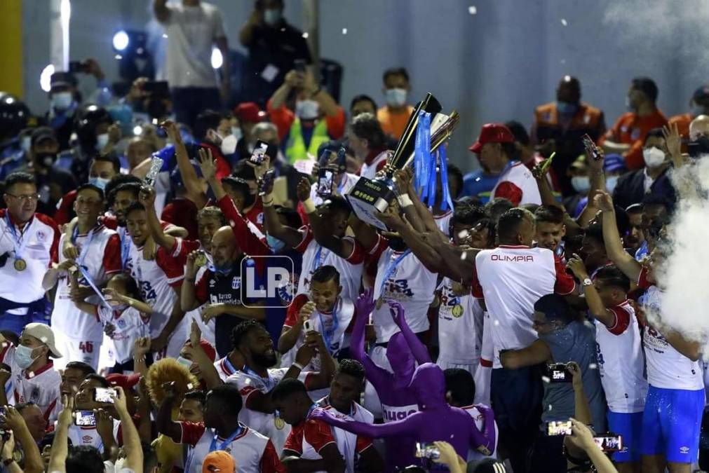 Los jugadores del Olimpia celebrando con el trofeo de campeones del Torneo Apertura 2021.