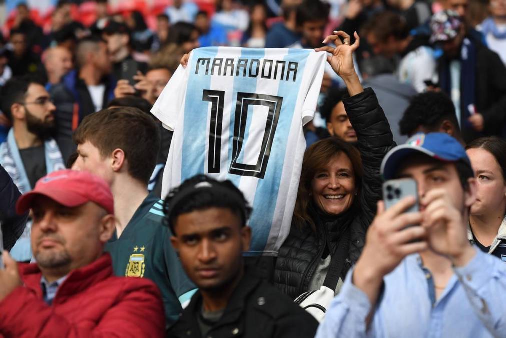 Una aficionada mostrando la camiseta de la selección argentina con el 10 y nombre de Maradona.