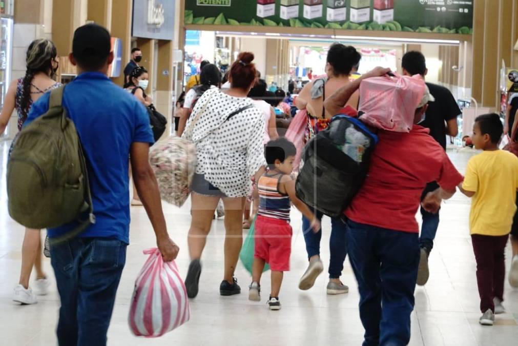 Decenas de familias transitaron desde temprano con maletas en mano por las diferentes áreas de la terminal.