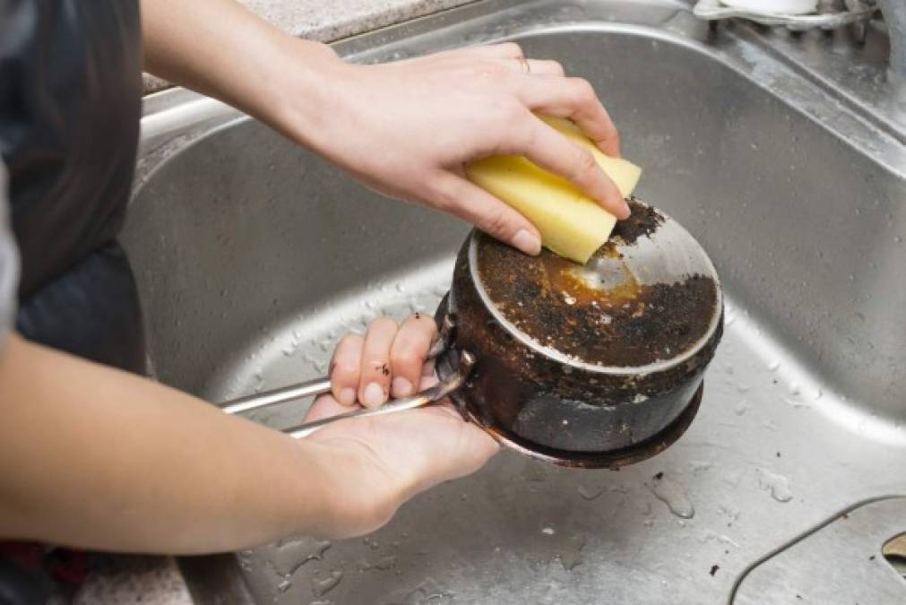 El 'cochambre' pegado en tus ollas o sartén de cocina pueden provocarte enfermedades bacteriales hasta varios tipos de cáncer, es por eso que debemos limpiarlas para quitar su exceso de grasa vieja acumulada. <br/><br/>Sigue estos sencillos trucos para dejar tus ollas de cocina como nuevas: