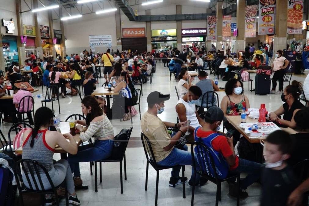 Muchos hicieron una pausa para tomar sus alimentos y estirarse un poco en el área de las comidas.