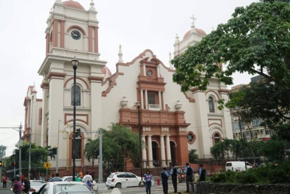 Frente a la catedral de San Pedro Sula se quemaron llantas en la noche del jueves. Así luce en la mañana del viernes.