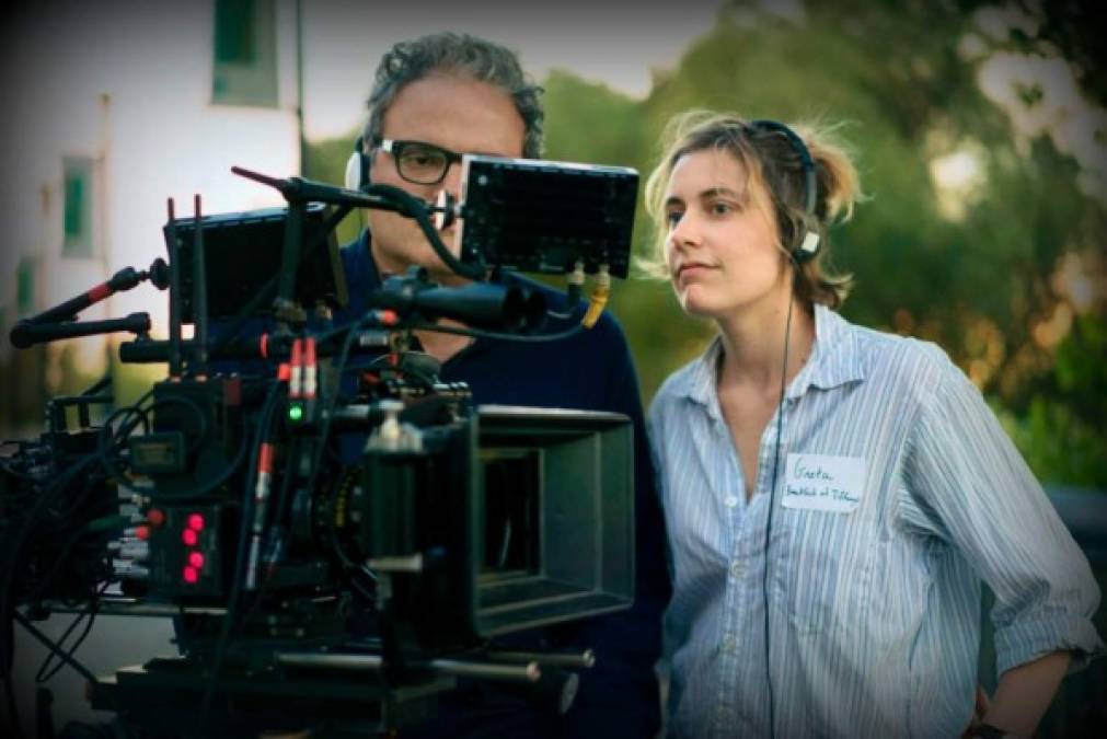 GRETA GERWIG: Apiraba a ser guionista, pero terminó adentrándose al mundo cinematográfico a través de la actuación.<br/>Entre 2006 y 2009 colaboró en varios proyectos del cineasta Joe Swanberg: coescribió y actuó en Hanna Takes the Stairs (2007) y coescribió, codirigió y actuó en Nights and Weekedns (2008). Los siguientes años, Gerwig continuó su trabajo como actriz, tanto en cine como en televisión. Pero fue en 2017 con Lady Bird cuando hizo su debut como directora en solitario. Además de atraer buenas críticas, la cinta tuvo éxito en taquilla, ganando casi 80 millones de dólares, de 10 millones que costó. Para la edición 90 del Óscar, el filme aspiró a cinco estatuillas.