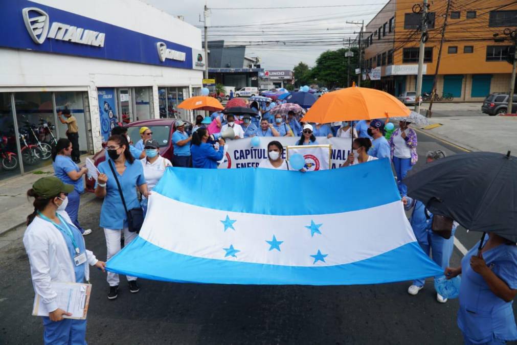 Profesionales de la enfermería realizaron este jueves una protesta en la tercera avenida de San Pedro Sula, en exigencia a varias demandas hacia la Secretaría de Salud. 