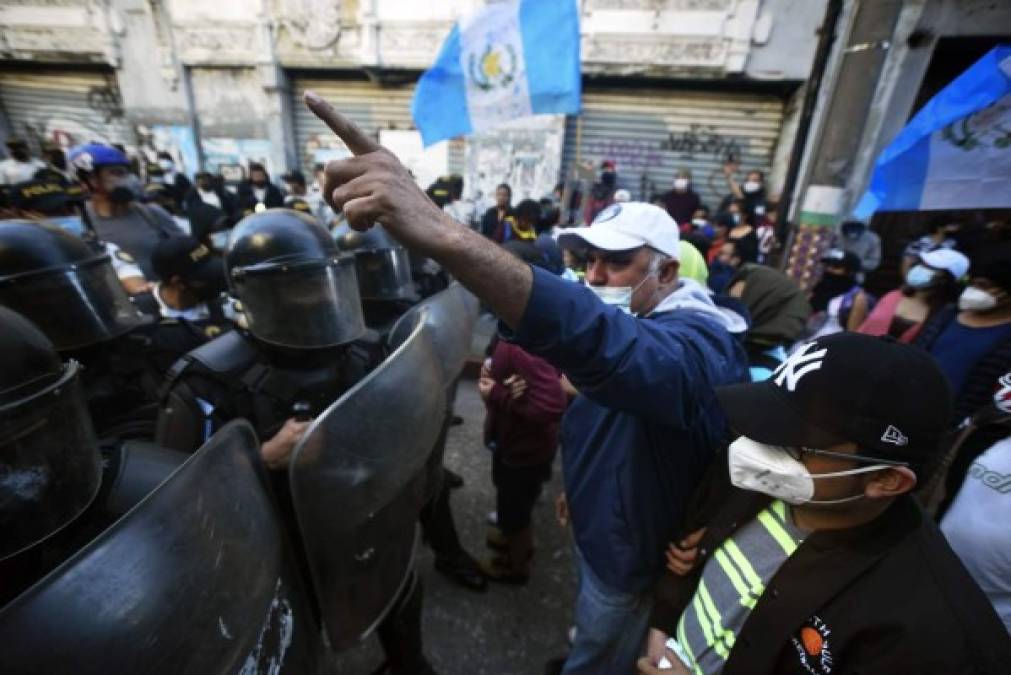 Sin embargo, minutos antes, a aproximadamente un kilómetro de distancia, en el Congreso, cientos de encapuchados tomaron las instalaciones del Parlamento y les prendieron fuego a varias oficinas hasta ser desalojados por fuerzas de seguridad y cuerpos de bomberos, que apagaron el incendio.<br/>