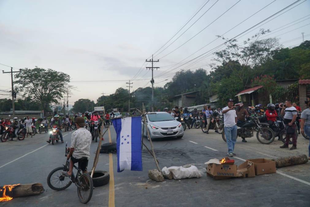 Los manifestantes también pidieron una pronta respuesta por parte de las autoridades para detener los abusivos cobros de las empresas del transporte en esa zona del país. Fotografía: La Prensa / José Cantarero.