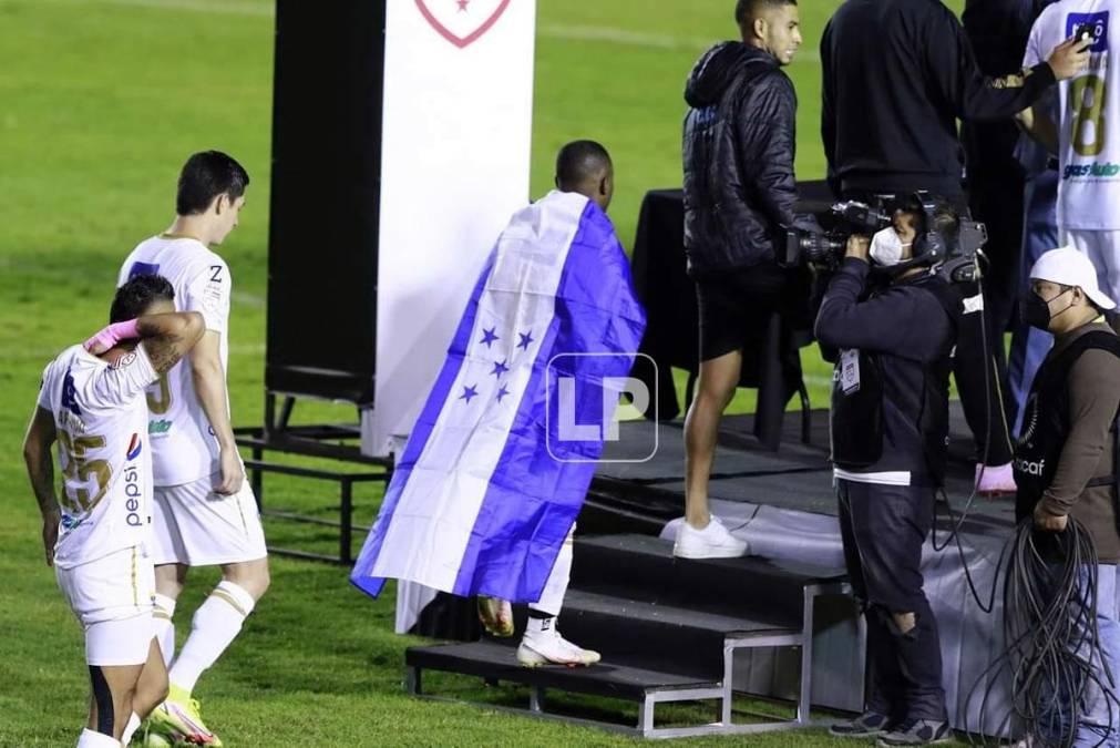El catracho Júnior Lacayo estuvo en la premiación de Comunciaciones con la bandera de Honduras en su espalda.