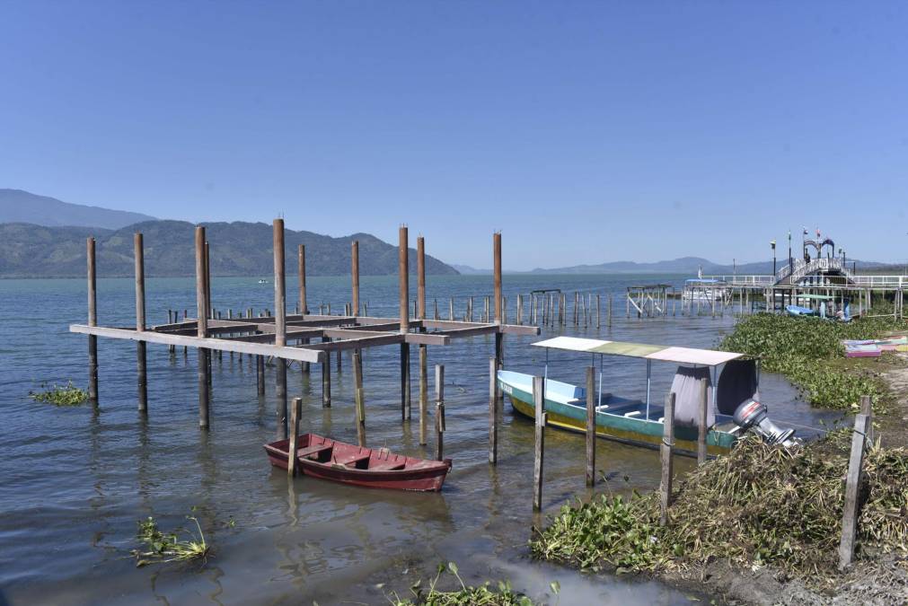 Los dueños de los restaurante que están a la orilla del Lago de Yojoa comenzaron a desmantelar los muelles después de no encontrar otra alternativa con el Gobierno.