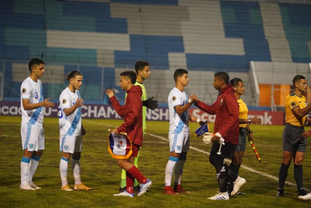 Los jugadores guatemaltecos y panameños lucieron los uniformes limpios antes del partido y después quedaron todos enlodados.