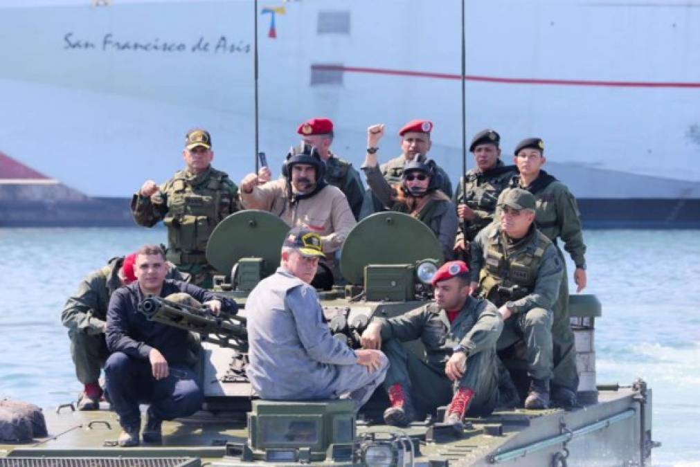 Maduro divulgó una imagen en la que aparece con un grupo de militares para anunciar el inicio de las maniobras militares en la frontera con Colombia.