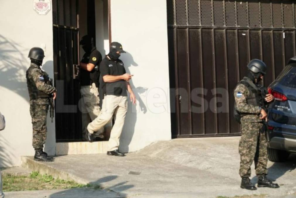 Agentes de la Agencia Técnica de Investigación Criminal Atic y la Dirección de Lucha Contra el Narcotráfico (Dlcn) entraban a una vivienda ubicada en Villas del Sol.