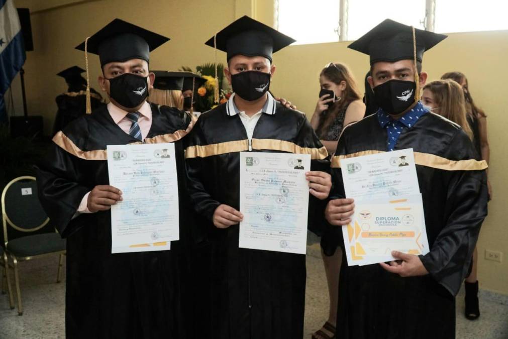 Tras finalizar los actos de graduación, los estudiantes tuvieron la oportunidad de fotografiarse entre amigos y con sus familiares, darse abrazos y felicitarse por este nuevo logro estudiantil.