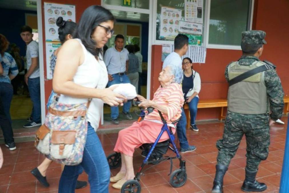 Los adultos mayores y las personas con capacidades especiales se hicieron presentes a esta jornada electoral, que inició con la apertura de los centros de votación a las siete de la mañana a nivel nacional.