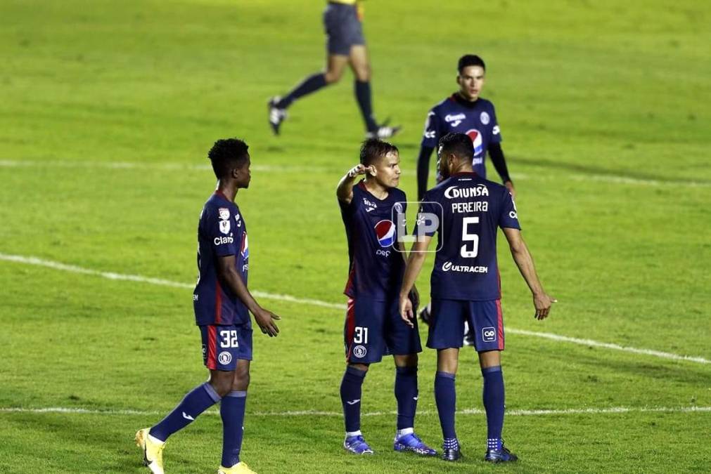 Diego Auzqui le reclamaba a Marcelo Pereira por sus fallos en los primeros dos goles del Comunicaciones.