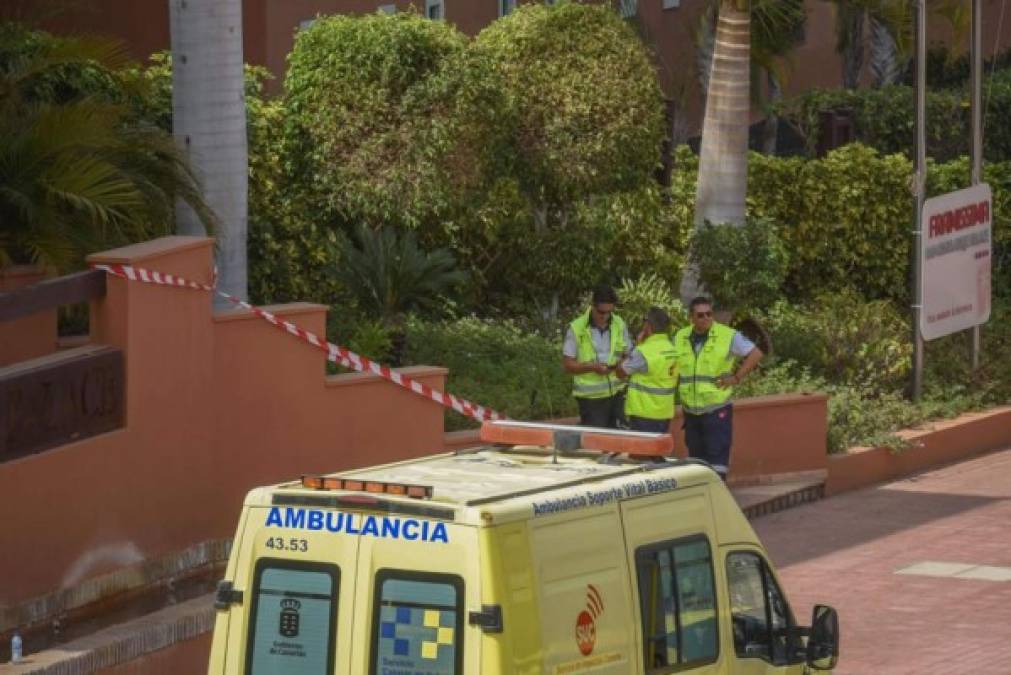 Los conductores de ambulancias se paran frente al Hotel H10 Costa Adeje Palace en La Caleta, donde cientos de personas fueron confinadas después de que un turista italiano fue hospitalizado con un presunto caso de coronavirus.