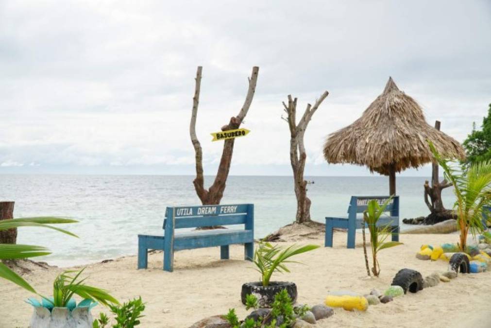 Chepas Beach también es una opción para disfrutar de un día de playa en Utila. Con el parador fotográfico de fondo, este hermoso sitio es uno de los más accesibles de la isla.