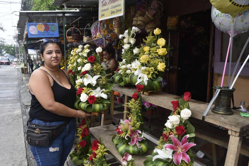  Más de 21 vendedores se dedican a la elaboración y venta de arreglos florales. 