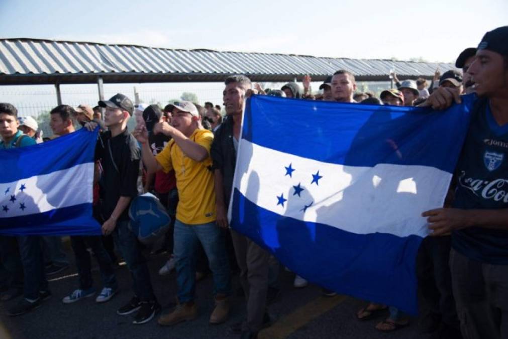 De acuerdo a la Agencia de Noticias Francesa (AFP), unos 1,5000 migrantes centroamericanos, hondureños y salvadoreños, llegaron a la frontera entre Guatemala y México. Fotos: AFP