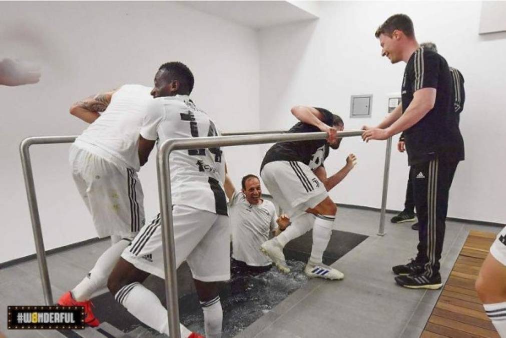 Massimiliano Allegri terminó todo empapado en el camerino.