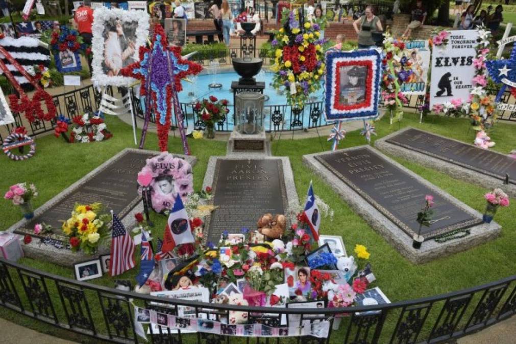 "Elvis Presley murió a los 42 años como consecuencia de un ataque cardíaco. Fue adicto a los fármacos y había desarrollado muchos problemas de salud.<br/><br/>Este año han llegado muchas flores a su tumba en Graceland (Memphis).<br/>"