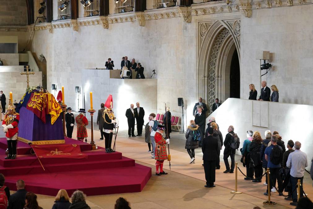 Luego llegó el presidente de Estados Unidos, Joe Biden, y su esposa Jill, quienes alabaron la “dignidad” y el “servicio” de la difunta reina Isabel II.