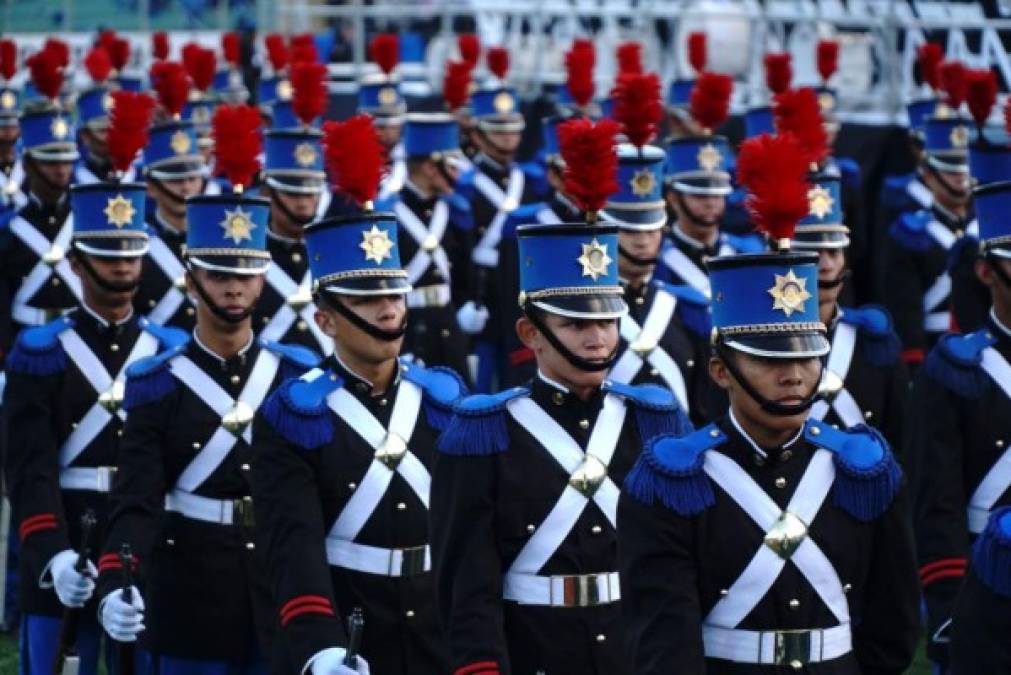 Cadetes muestran sus talentos en la toma de posesión.