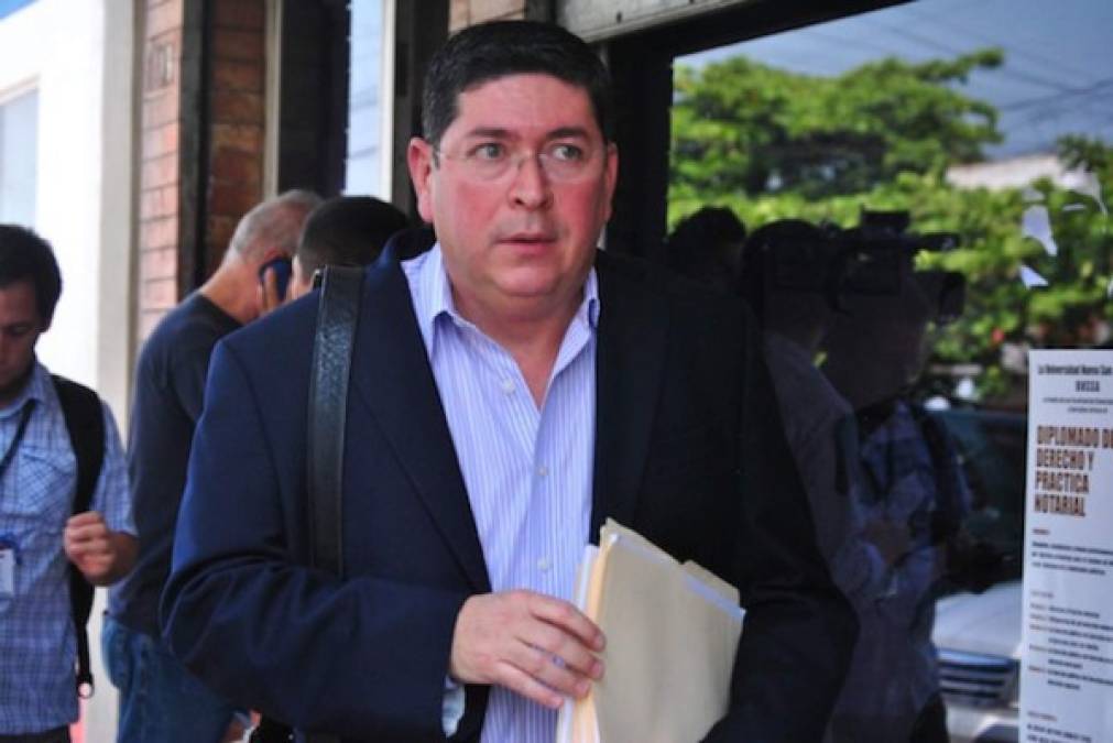 1. Walter René Araujo Morales. <br/>Exmiembro y presidente del Supremo Tribunal Electoral, socavó procesos o instituciones democráticas al pedir insurrección contra la Asamblea Legislativa y amenazas políticas reiteradas a candidatos.