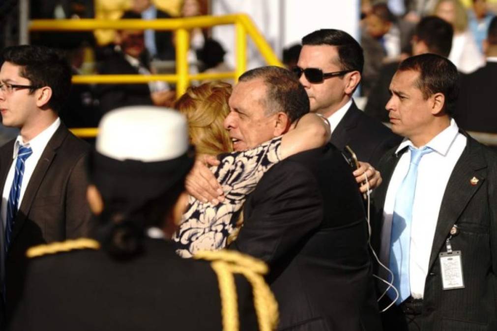 El expresidente Porfirio Lobo Sosa (2010-2014) saluda a una mujer previo a la toma de posesión.