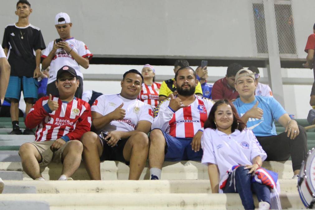 Los chicos y chicas se vistieron con la de “gala” para apoyar al invicto Olimpia, que busca una nueva final en la Liga Nacional de Honduras. 