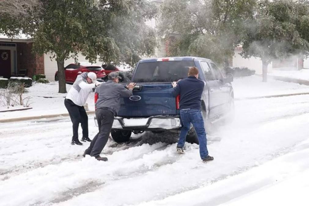 Los medios de transporte no están funcionado por el congelamiento de las autopistas, dejando atrapadas a miles de personas en sus hogares sin los servicios básicos.