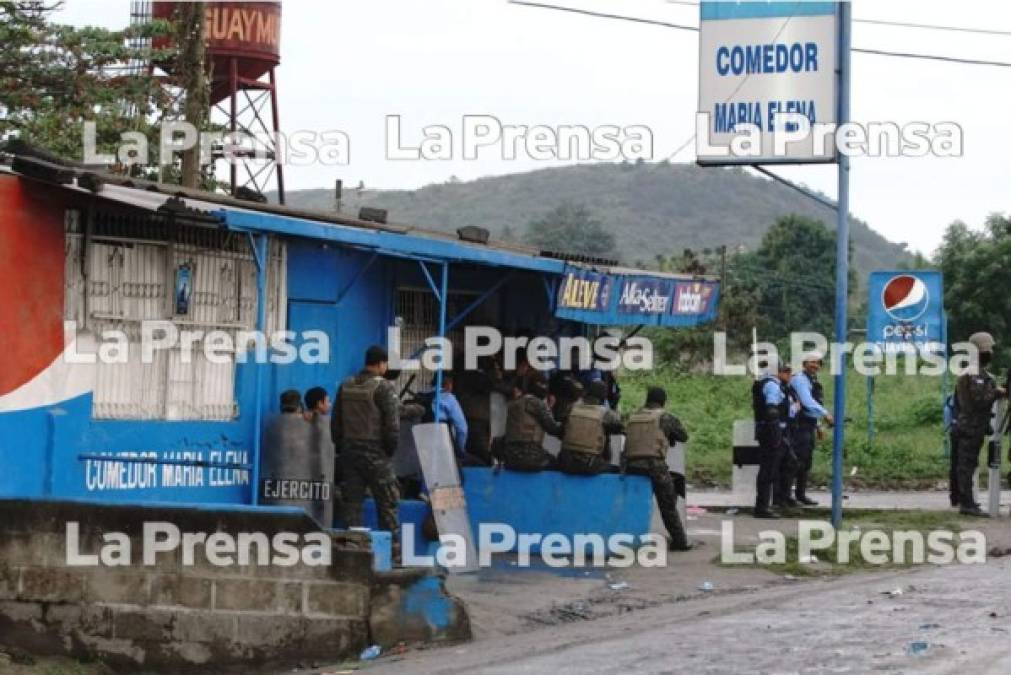 Después del peaje de San Pedro Sula a La Lima, Cortés, solo hay unos pocos manifestantes a orilla de calle, pero aún así vigilados por la Policía Nacional.
