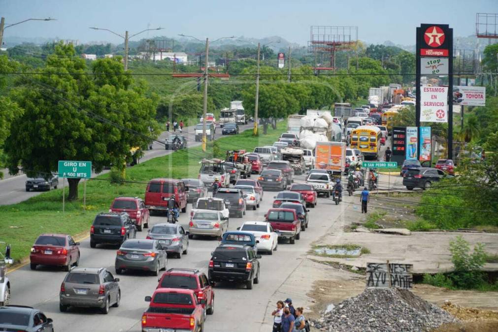 Caos vial en la CA-13-Bulevar del este, en la entrada a San Pedro Sula. Fotografía: La Prensa / José Cantarero.