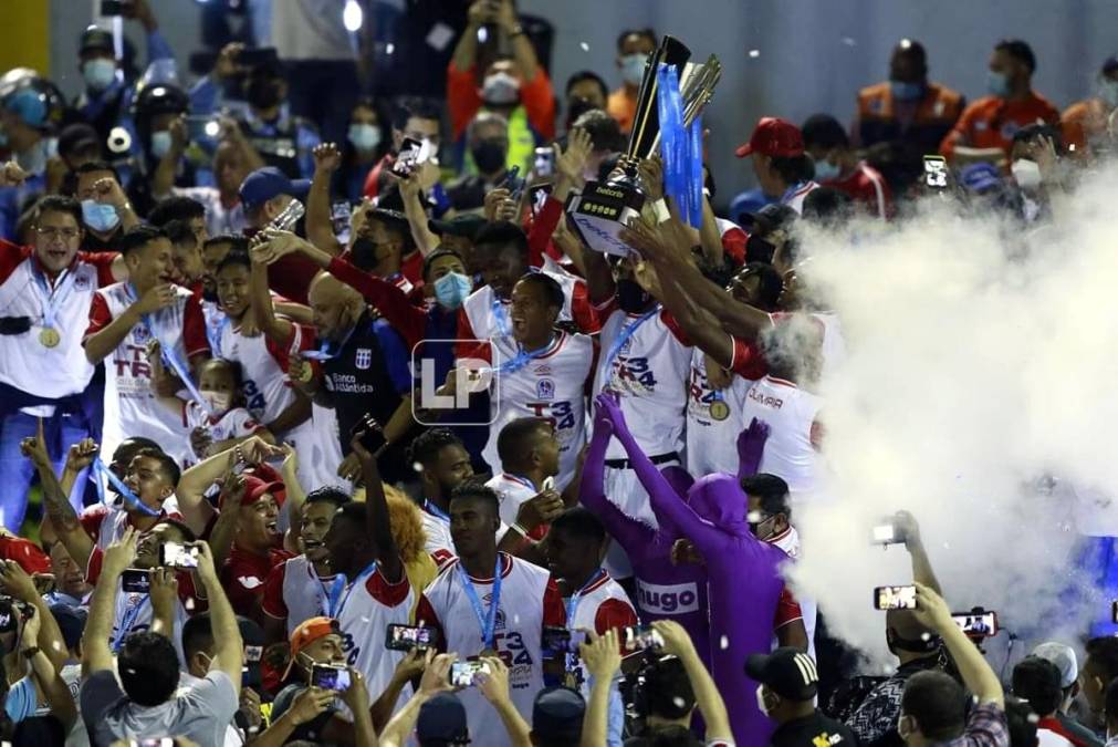 Los jugadores del Olimpia celebrando con el trofeo de campeones del Torneo Apertura 2021.