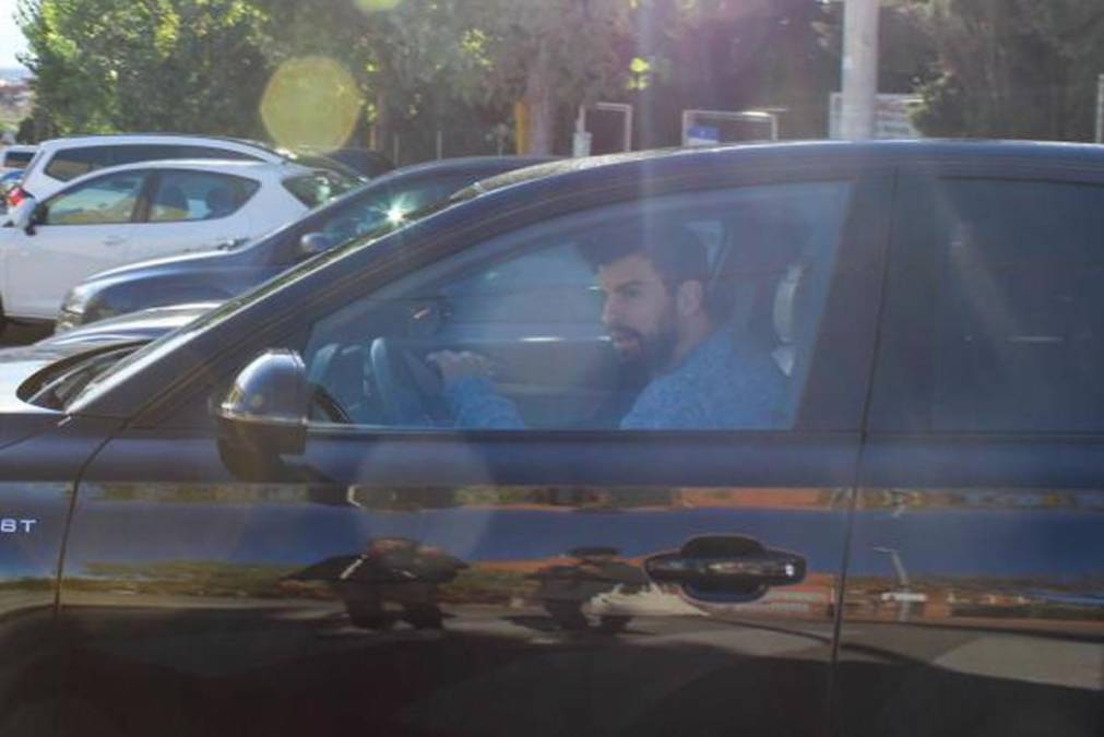 De acuerdo a las informaciones, Gerard Piqué estuvo esperando afuera de la casa de Shakira por varios minutos, la cantante tardó en abrirle el portón de la entrada<b> </b>lo que provocó que se acercaran los periodistas para tratar de hablar con él.