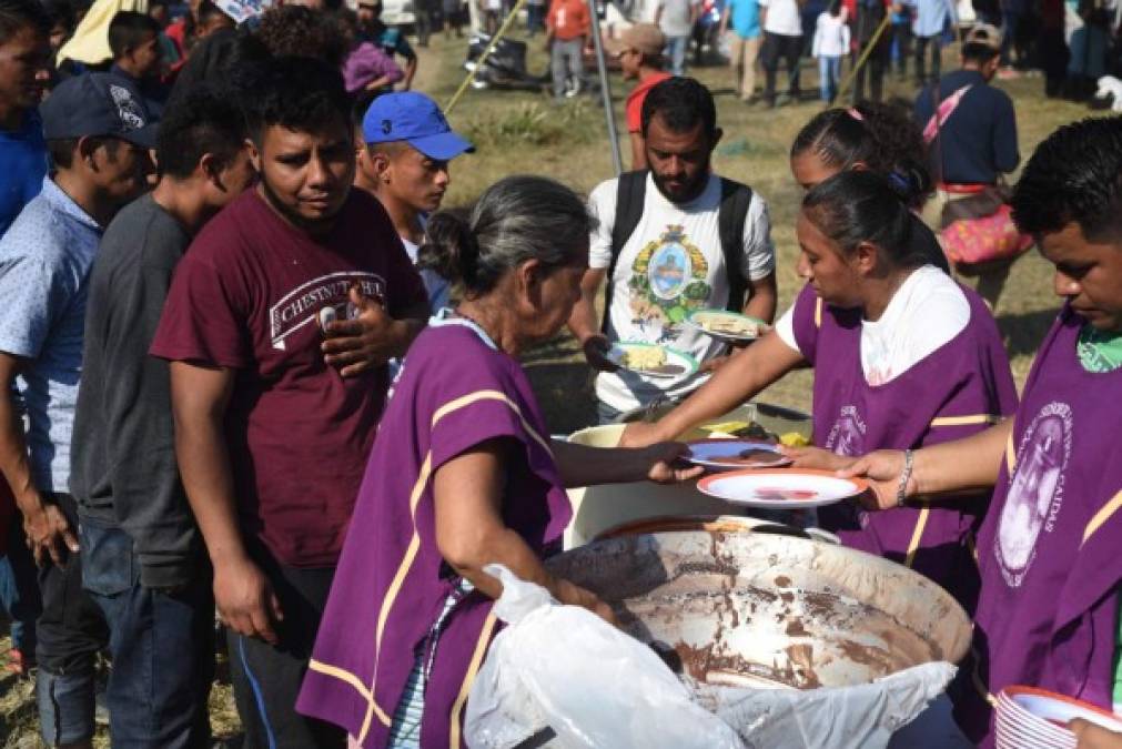 Después, a lo largo del mismo día, 821 hondureños, 38 guatemaltecos, 19 salvadoreños y tres nicaragüenses cruzaron por el paso fronterizo hacia Chiapas, informó el Instituto Nacional de Migración de Guatemala.<br/>