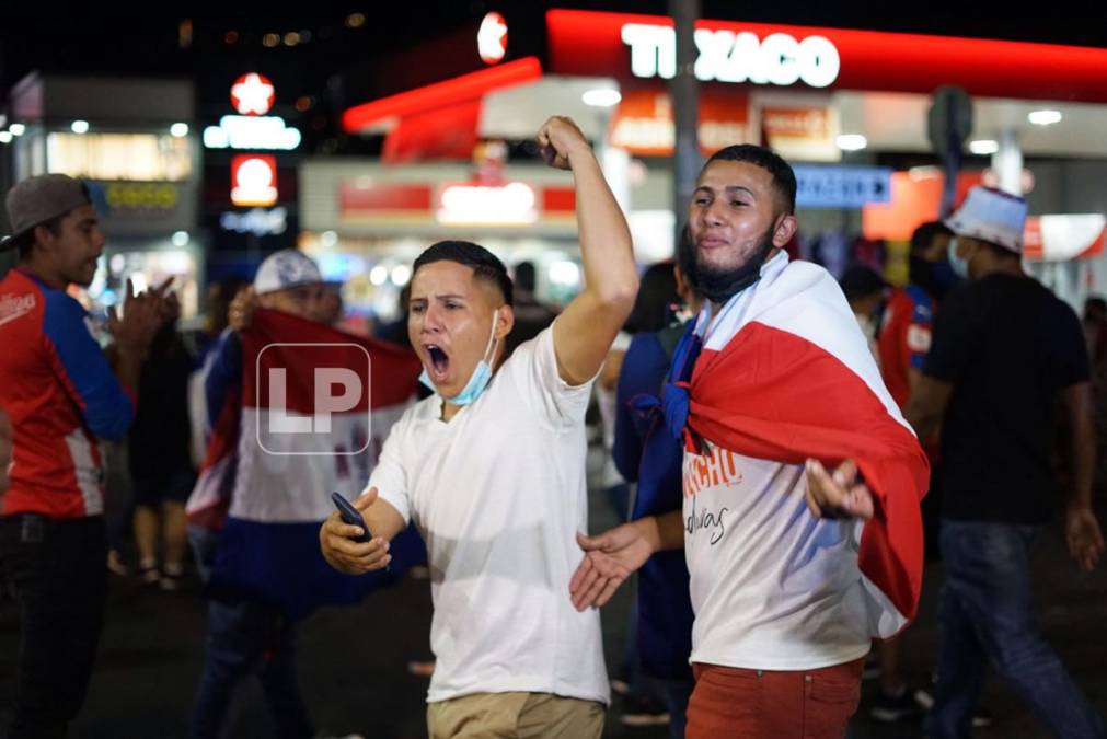 La euforia de los aficionados del Olimpia celebrando el triunfo ante el Real España.