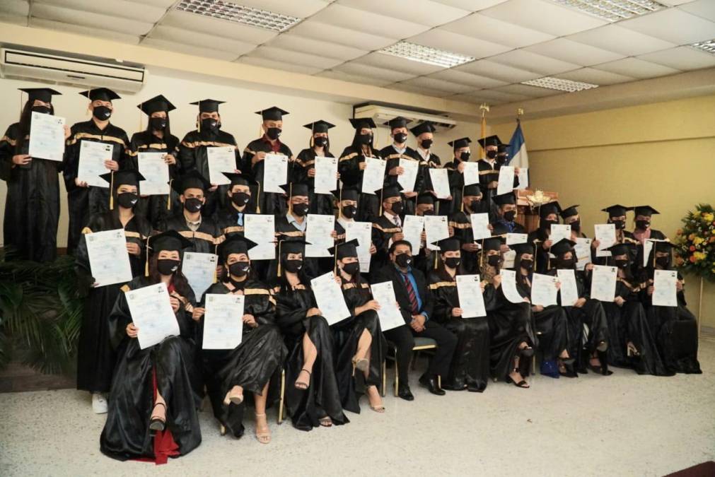 Los estudiantes llegaron gozosos junto a sus familiares a las instalaciones de la Universidad Tecnológica de Honduras (UTH) para recibir su respectivo título de Bachillerato en ciencias y Humanidades que por motivos de las restricciones de la pandemia no habían sido entregados en tiempo y forma por parte de la institución.