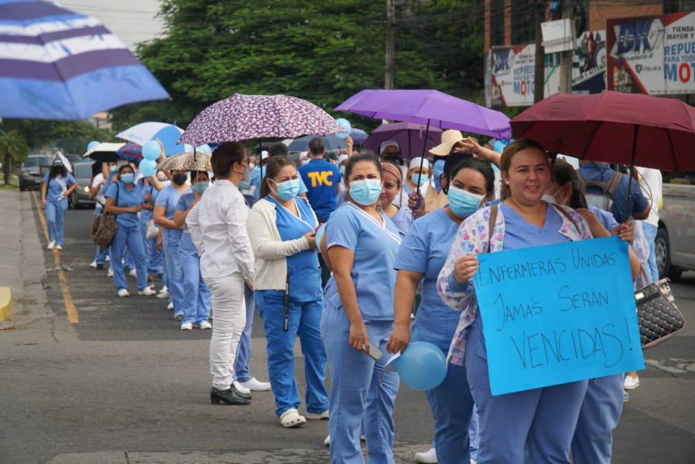 “Enfermeras unidas jamás serán vencidas”, decían algunas de las pancartas que portaban las profesionales durante la manifestación. 