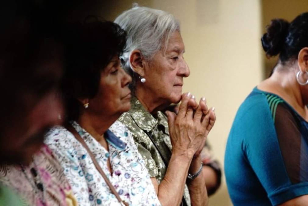 Damas católicas muestran su devoción.