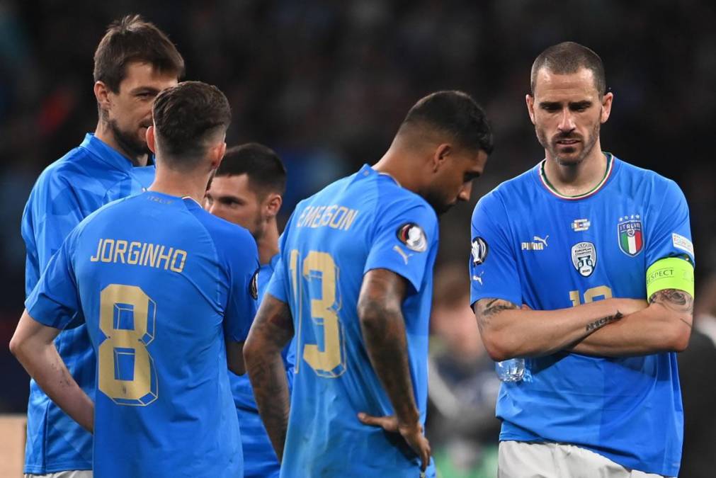 Los jugadores de Italia, cabizbajos tras la derrota contra Argentina.