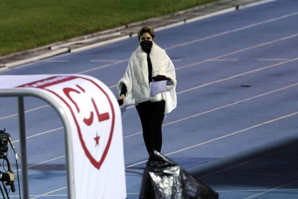 Esta guapa mujer llamó la atención antes del inicio del partido. ¿De quién se trata?