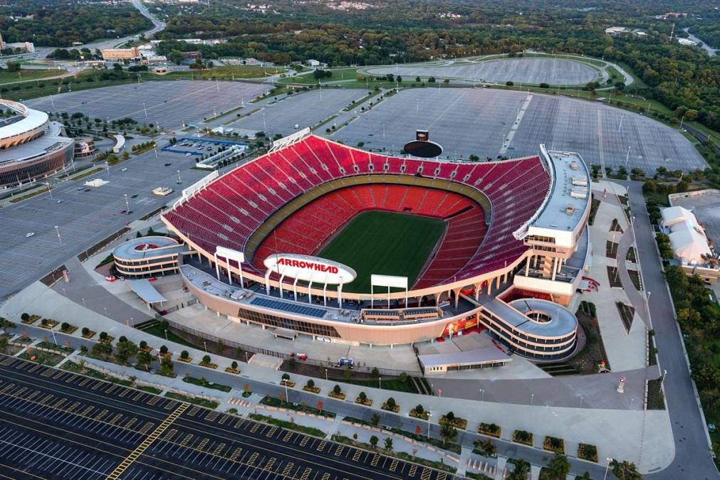 Arrowhead Stadium (Kansas City) - Este estadio, conocido por motivos de patrocinio como GEHA Field at Arrowhead Stadium, también es un estadio de fútbol y NFL en la ciudad de Kansas City. En él juegan sus partidos de locales los Kansas City Chiefs y tiene capacidad para 76.416 espectadores.