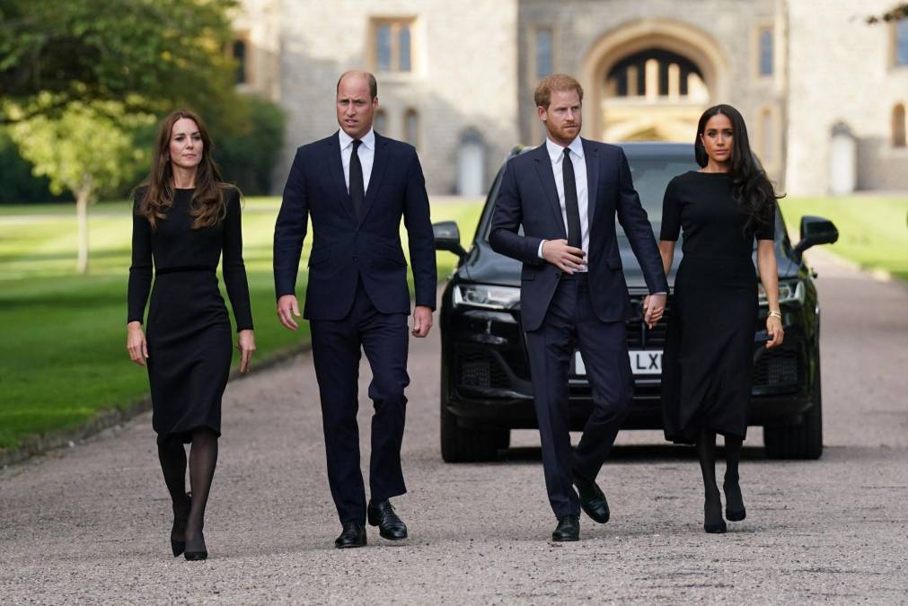 Los príncipes William y Harry, distanciados desde hace más de un año, salieron juntos con sus respectivas esposas, Kate y Meghan, al exterior del castillo de Windsor, a las afueras de Londres, para saludar a la gente allí congregada para expresar el pésame por la muerte de Isabel II.