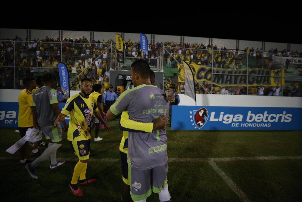Los abrazos y festejos no faltaron y no es para menos, avanzaron a las semifinales en su primer torneo tras ascender a la Primera División del fútbol hondureño.