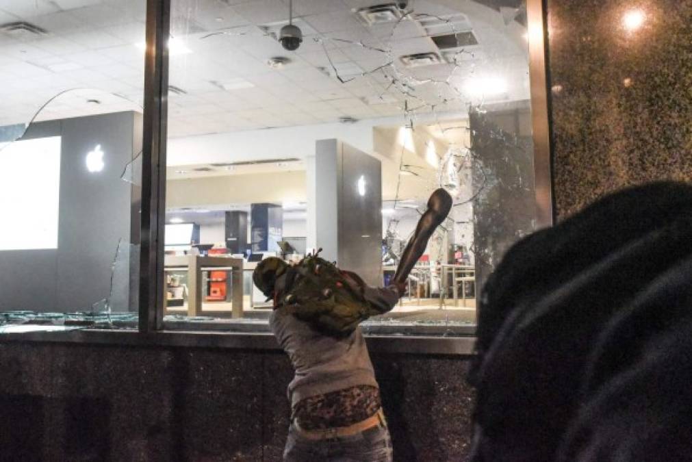 Los enfrentamientos más violentos tuvieron lugar en las zonas de Union Square y Soho. En esta última, varias tiendas fueron saqueadas y destrozadas.