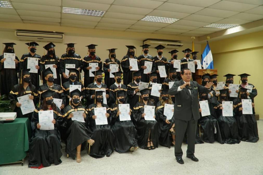 Bajo una solemne y alegre ceremonia de graduación recibieron sus títulos 55 estudiantes del Centro Politécnico del Norte que los acredita como bachilleres.