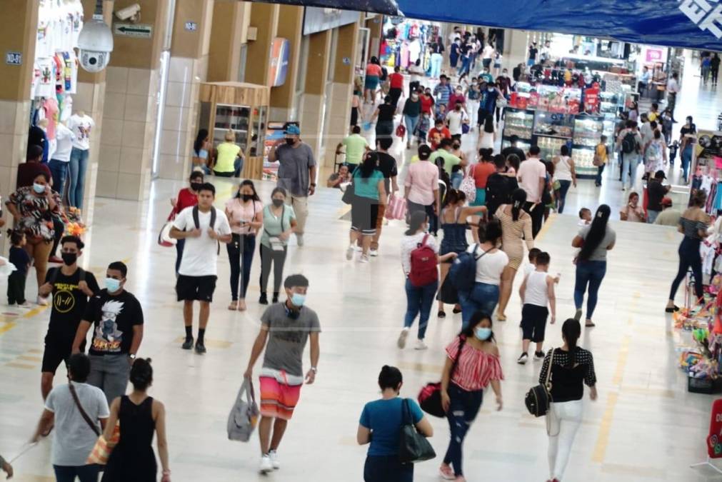 Estos compatriotas señalaron que además de querer estar con sus familiares quisieron disfrutar del feriado morazánico con precaución.