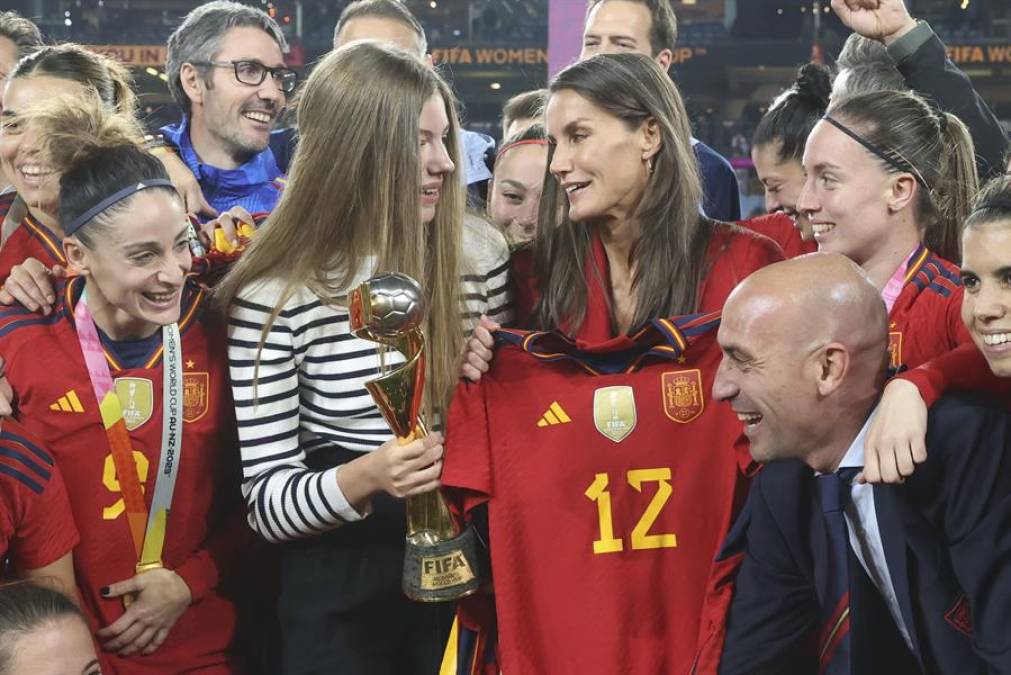 La presencia de la reina Letizia y la infanta Sofía, quien es una gran aficionada al fútbol, contrastan con la ausencia del príncipe Guillermo de Inglaterra, quien preside la Asociación de Fútbol de su país.